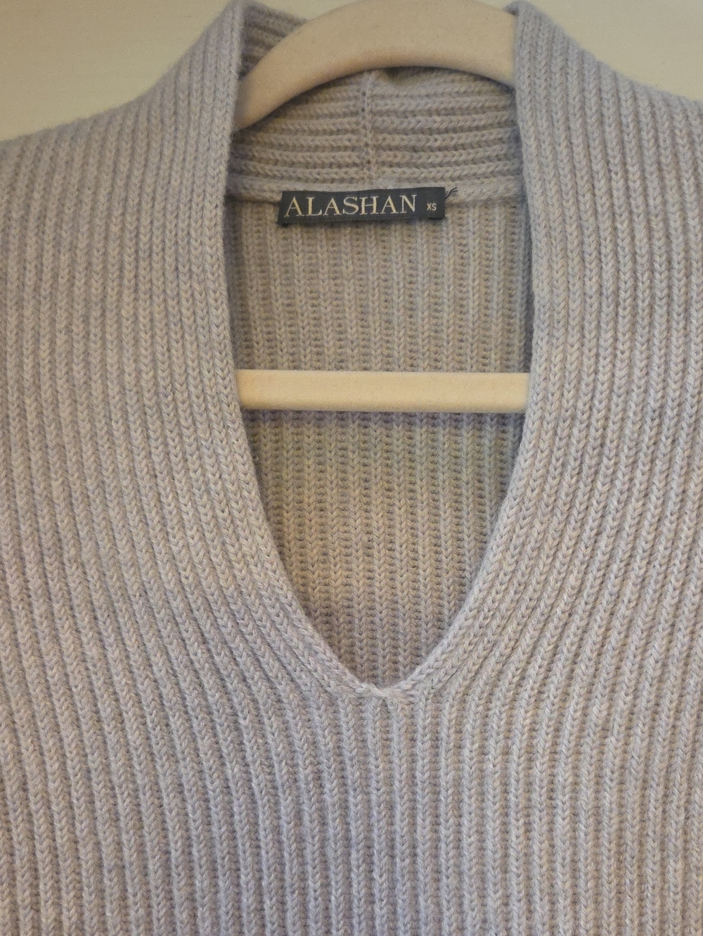 Alashan Woman's Light Gray Ribbed V-Neck Sweater W/fringe